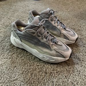 YEEZY Boost Adidas 700 V2 Cream Excellent condition Men’s 10